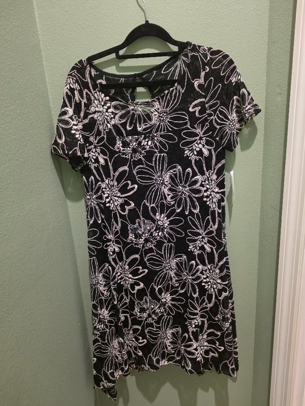 Roz & Ali Black & White Floral Handkerchief Hem Dress Medium